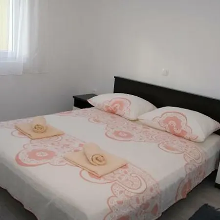 Holiday House With Pool For 8 People *