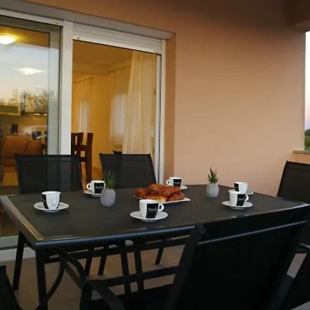 Holiday House With Pool For 8 People Сasa de vacaciones *