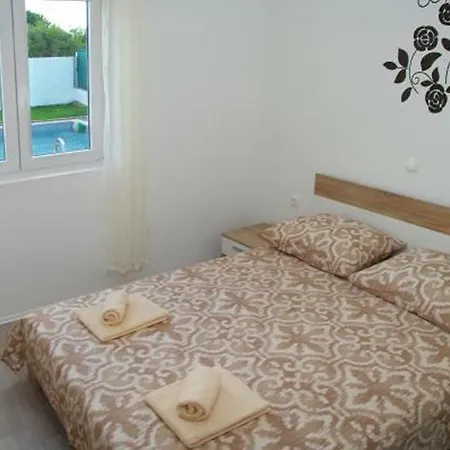 Holiday House With Pool For 8 People Сasa de vacaciones